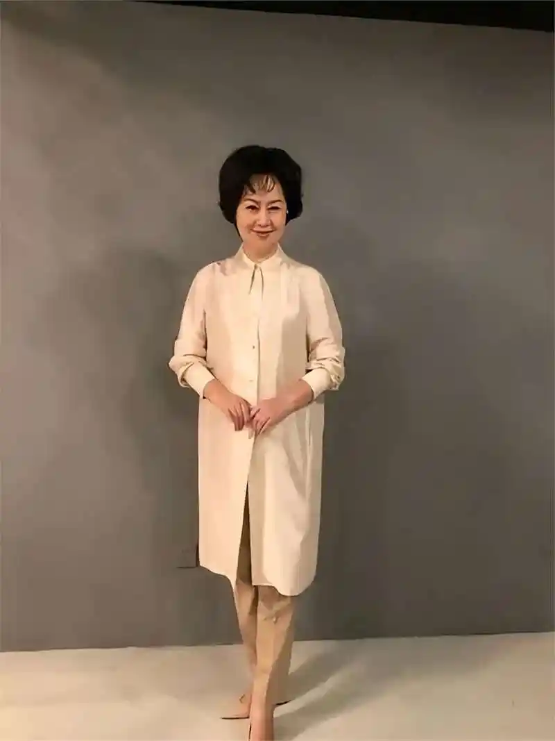 网友热议58岁鞠萍近照,形象变化大,知情者曝其私生活评价不佳