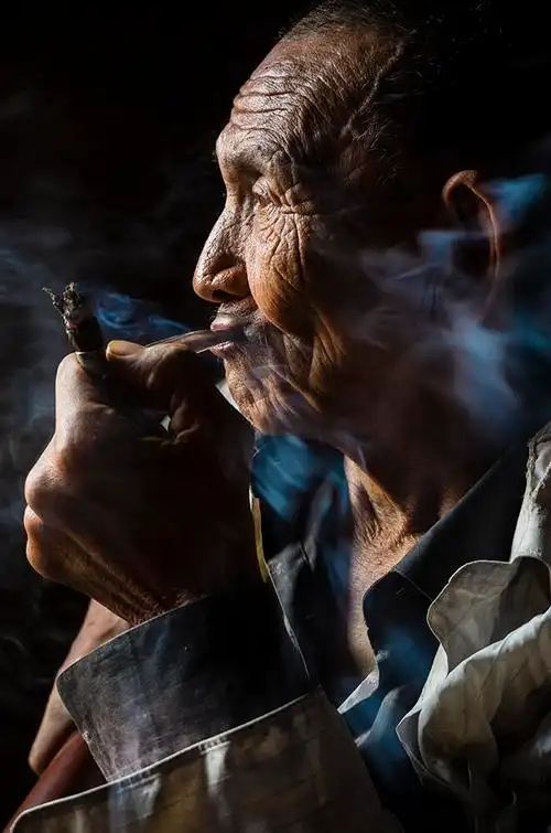 我一直在默默然的看这位老者,一脸的沧桑和淡然.