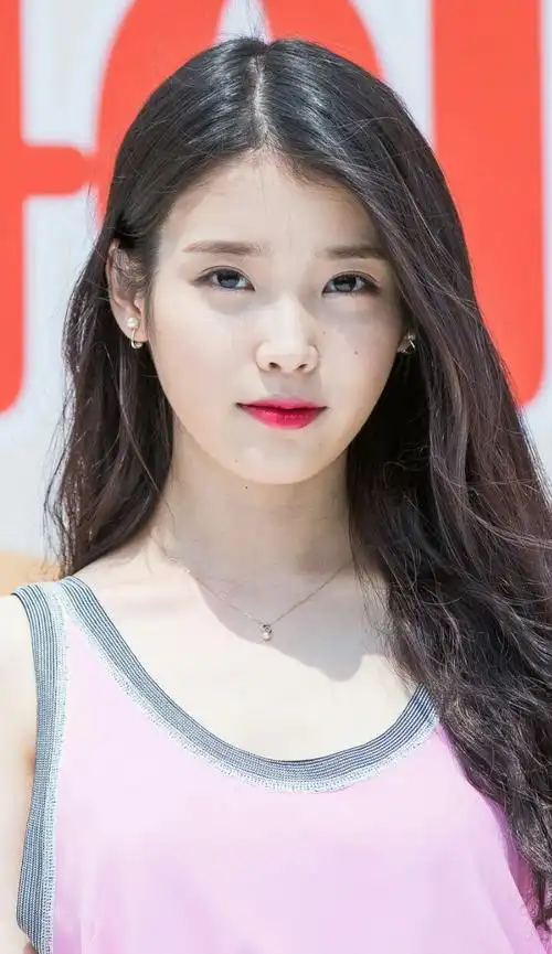 李知恩(iu),1993年5月16日出生于韩国首尔特别市,韩国女歌手,演员