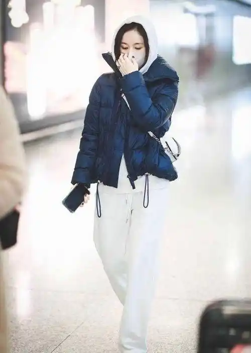 王子文不愧是"穿搭高手",穿羽绒服配阔腿裤,显腿长又保暖_女生_方式