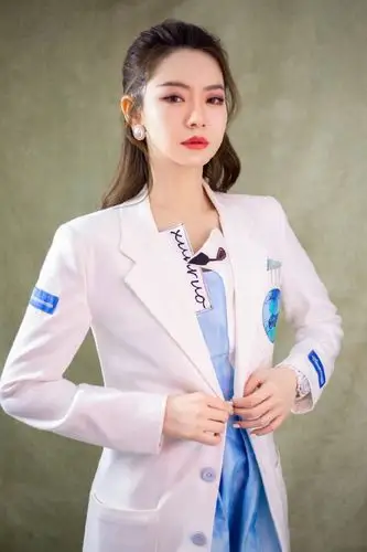 戚薇身穿白色西服美飒十足,半扎发温柔又气质