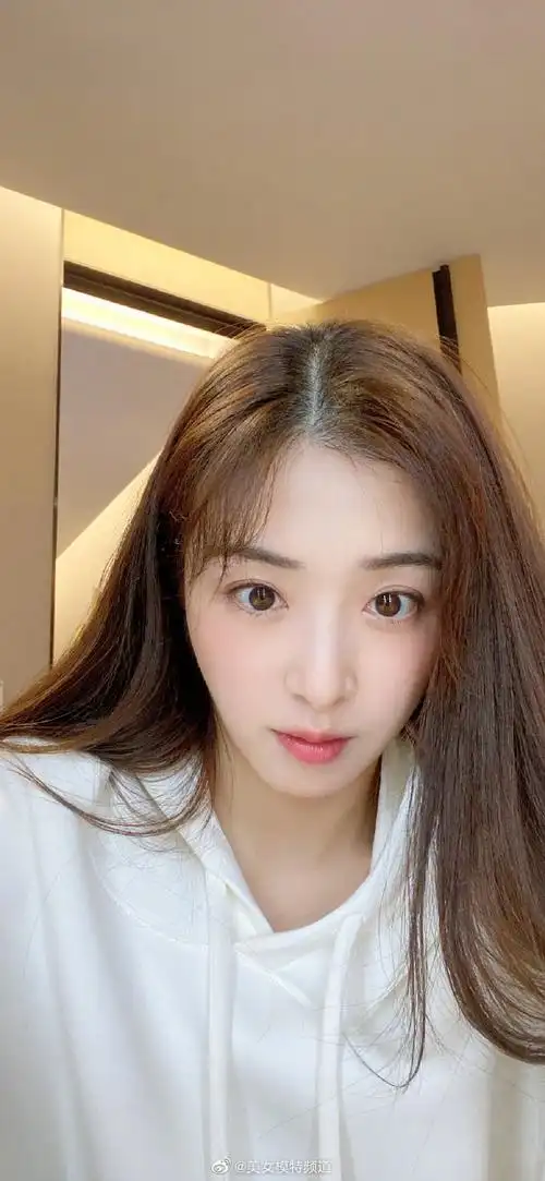 张含韵晒库存自拍美照抱小兔子玩偶笑容甜美可爱