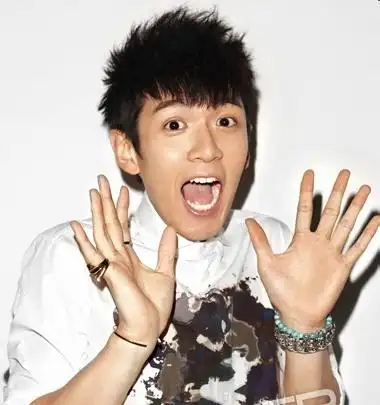 柯震东2013最新封面发型演绎萌系正太碎短发