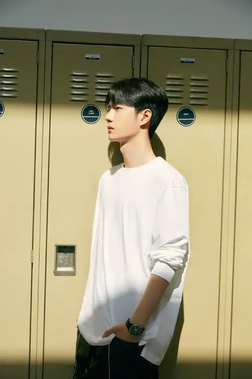 王一博白色卫衣跳舞花絮照##王一博顺毛白卫衣造型花絮照