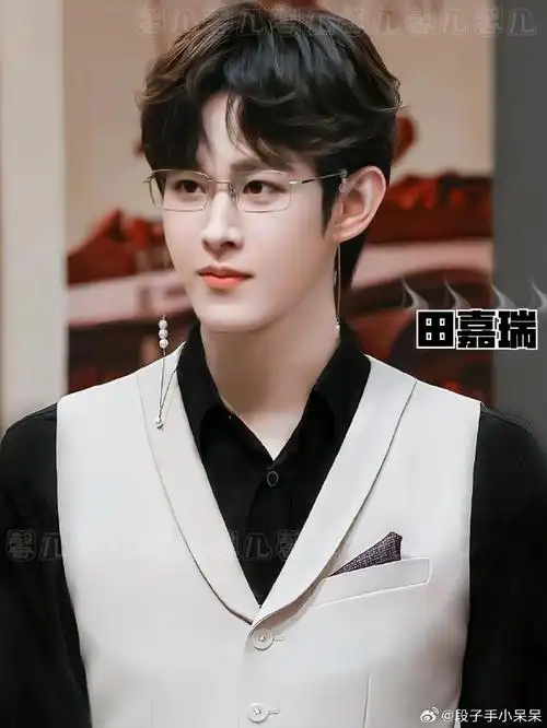 男明星戴金丝眼镜    谁戳中了你的心巴