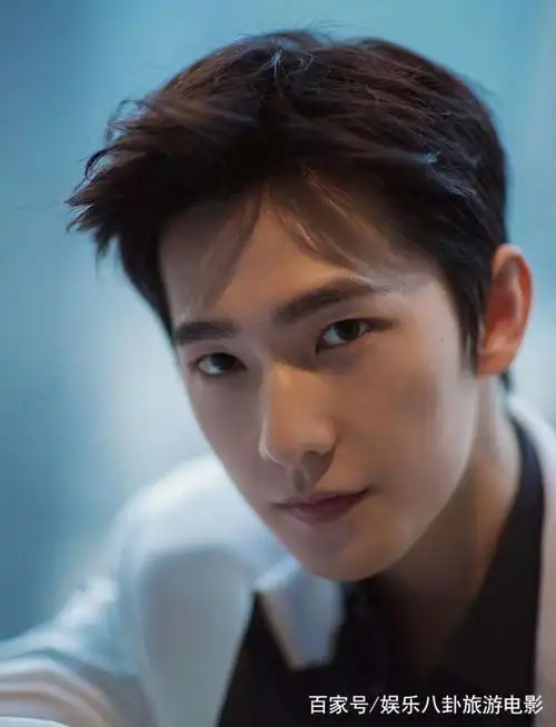 有网友发了一组各年代男明星年轻时的照片,回复一边倒说颜值一代不如