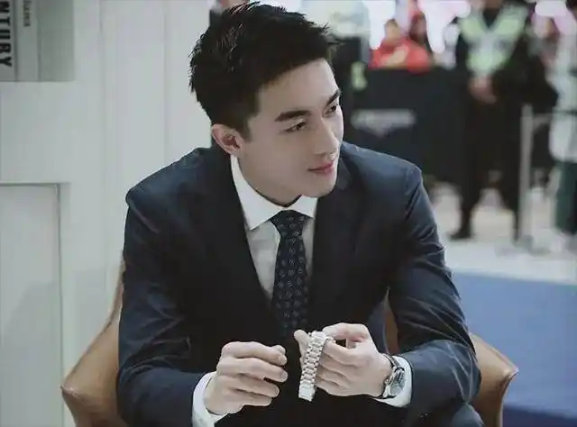 林更新新剧开拍,化身霸道总裁超有范,大长腿配西装帅气十足_黑色_颜色