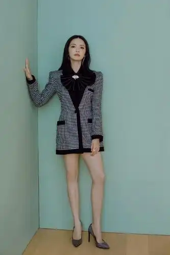 姚晨千岛格超短裙大秀美腿,玩起"下衣失踪",这双腿太不真实