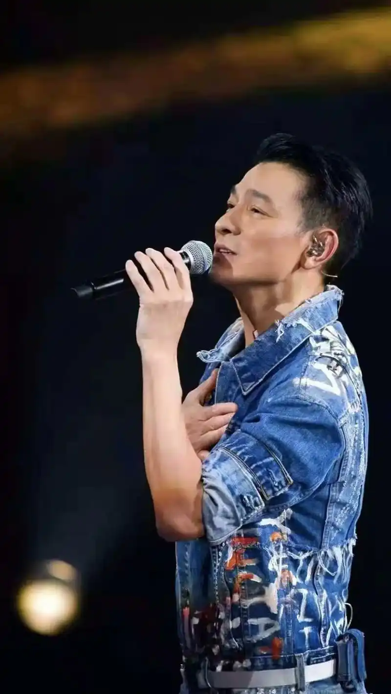 刘德华演唱会.#爱你一万年 #永远支持你 #奉陪到底 #刘德 - 抖音