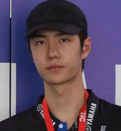 王一博素颜照曝光,看到他无美颜下的真实颜值,网友:你们还爱吗