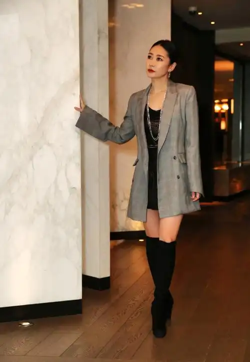 简介:梁静芭莎明星慈善夜性感图片,分享一组梁静图片