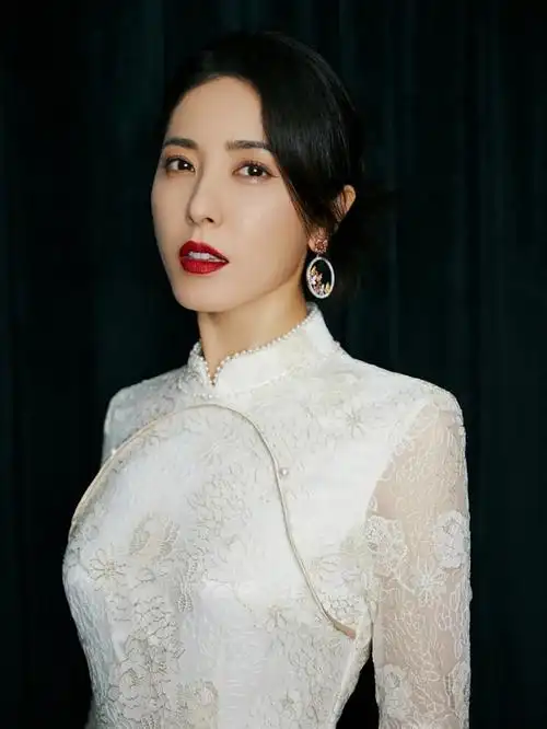 曾黎美出了新高度,身穿一件白色改良旗袍高挑纤瘦,时髦大气!