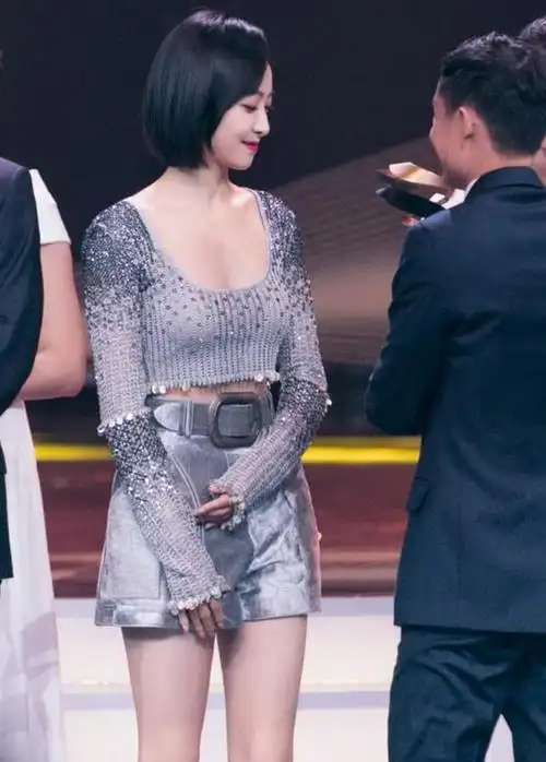 宋茜为秀身材,穿10cm的上衣凹造型,性感的无可救药,靓丽十足