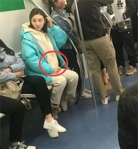 景甜发了一条微博内容耐人寻味,网友喊话张继科:该娶了!