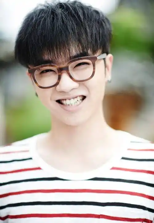 2013年10月27日,华晨宇获得《快乐男声》全国总冠军,伴随他的一夜成名