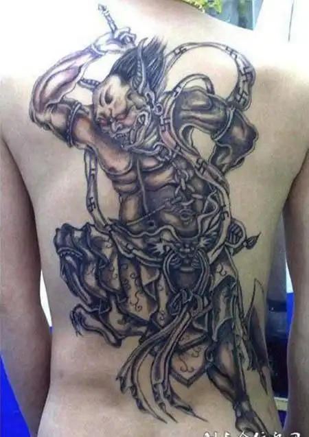 男子满背夜叉纹身图案