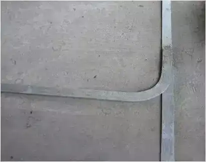 敷设时应立放,不得平放,因为立放时散流电阻较小;焊接长度应为扁铁