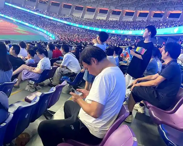 第一张图观众席上的小姐姐正在复习功课,不知道她是对足球不感兴趣