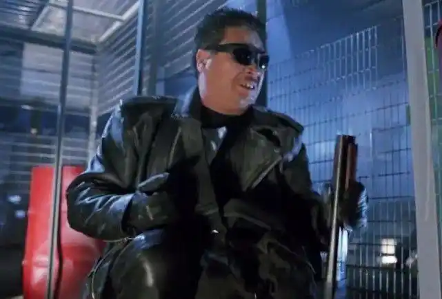 吴孟达也有高光时刻达叔化身终结者手持雷明顿霰弹枪帅炸天