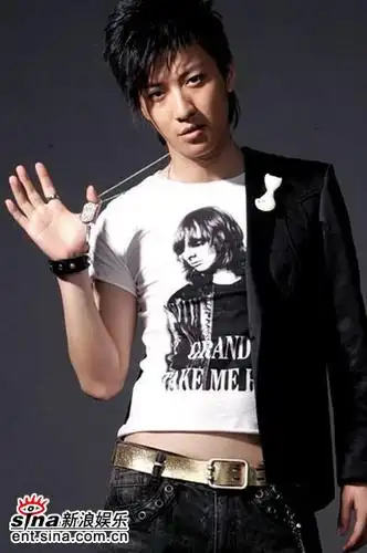 乔任梁乔任梁乔任梁乔任梁,昵称kimi,身高180cm,体重65kg,目前是大学