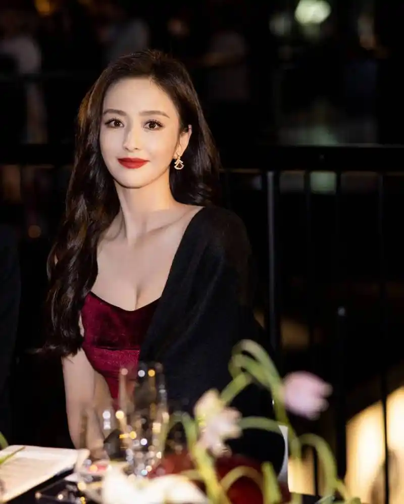 佟丽娅红丝绒礼裙造型瑰丽典雅 肌肤白嫩笑容明媚  佟丽娅一组最新