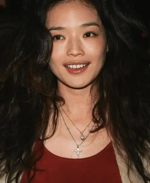 舒淇之前照片曝光,脸上虽带有少许雀斑,但掩盖不了她的女神气质