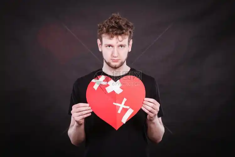 心碎的概念悲伤男人拿着爱标志人类感觉被石膏所恢复情人节悲伤的被
