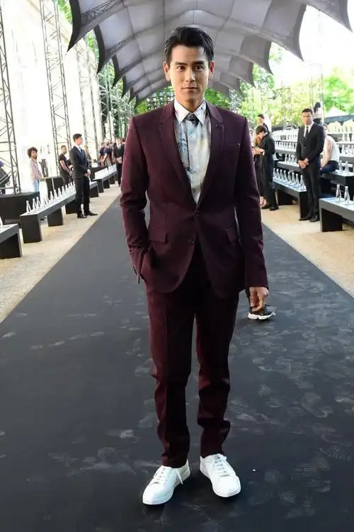 彭于晏一身休闲装出镜,穿黑风衣显身材,戴棒球帽有少年感