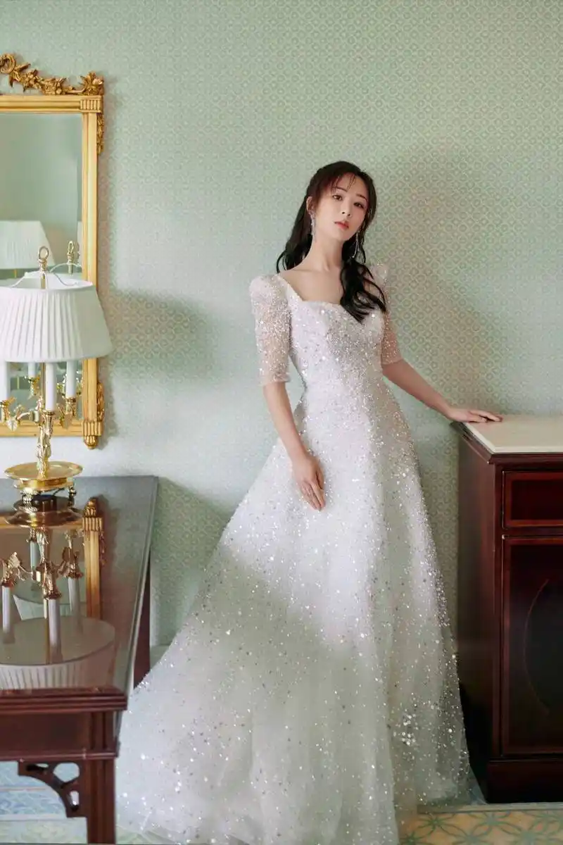 杨紫又开始秀身材一袭白色婚纱礼裙甜美又优雅美得风姿绰约