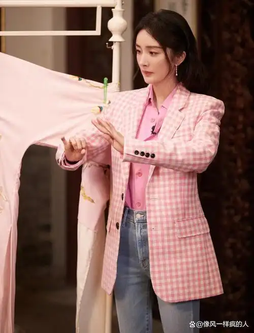 杨幂粉色格子西装搭配牛仔裤配上高跟鞋经典组合让你焕发闪亮魅力