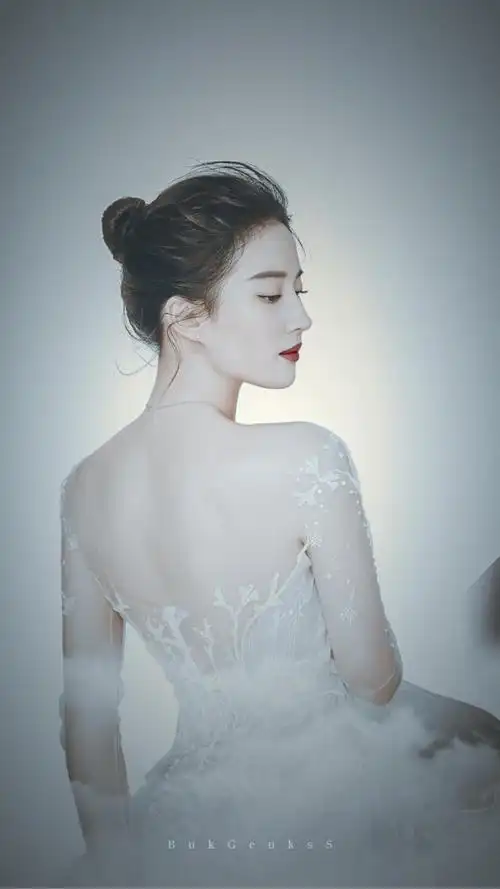 原创一向能遮就遮的刘亦菲这次舍得露背了美得像人鱼公主