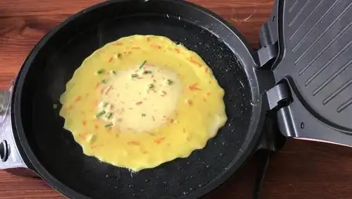 做鸡蛋饼,煎鸡蛋这类早餐,比较简单节省时间,柔软劲道美味!