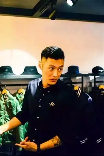 pompadour 庞毕度头不断演变成各式发型,undercut 成为许多型男爱