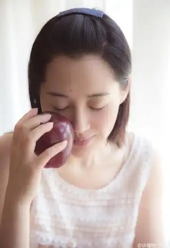 真勇敢47岁许晴晒纯素颜特写皮肤丝滑