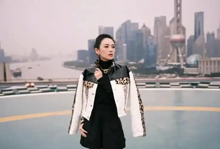 章子怡日常私服穿搭随性自然简直就是40女性穿搭风向标