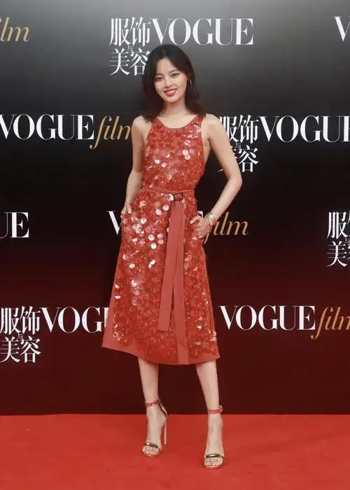 辛芷蕾辛芷蕾一身红色连衣裙性感热情,裙面上的亮片在灯光下闪耀着