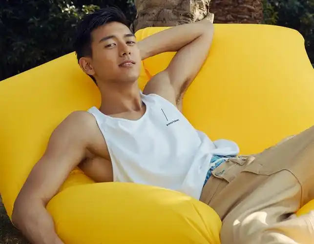 河神李现实力圈粉完美身材的他曾经竟是一枚160斤的胖子