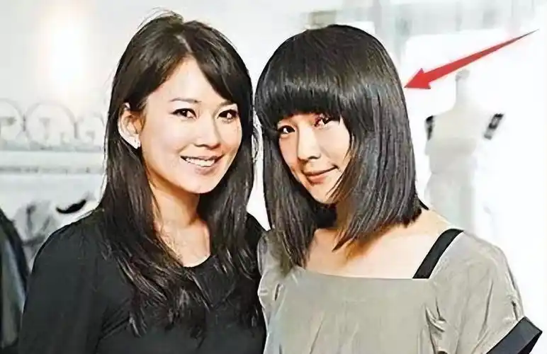 男方雨中撑伞照顾女方,两人传秘婚多年|钟汉良|谢易桦|女方_新浪新闻