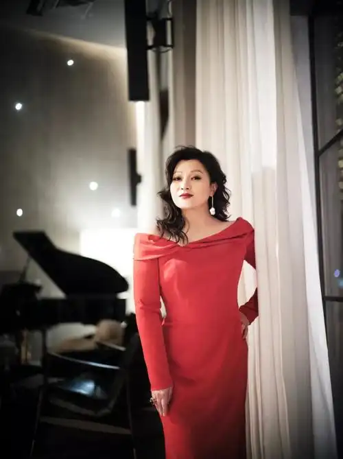 女高音歌唱家黄英签约caa中国,多领域拓展绽放女性自信优雅魅力