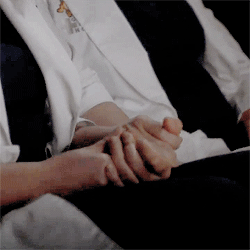 美女牵手安慰友谊gif动图_动态图_表情包下载_soogif