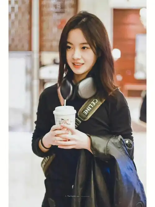 李庚希穿搭帅气又有个性的black