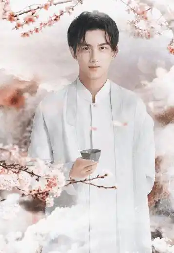 在桃花纷纷盛开的季节,置身其中的吴磊虽然说不上人面桃花相映红,但是