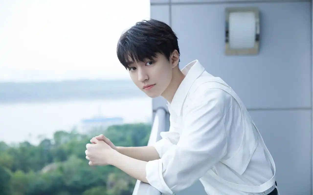 王俊凯白衫清爽帅气桌面壁纸