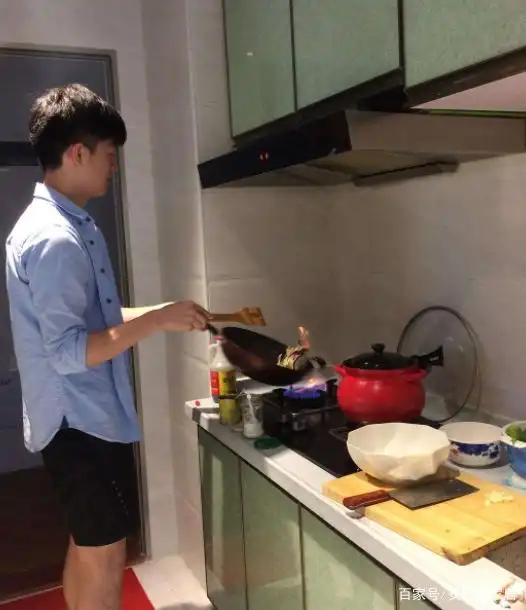 去舅舅家做客,一进厨房就不想离开了,真是有钱人,给大家晒晒