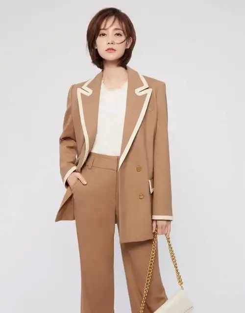朗姿这款西服大气的剪裁和简洁的外观,不费吹灰之力地表现出李一桐攻