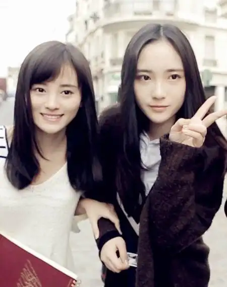 鞠婧祎赵嘉敏挽手同框