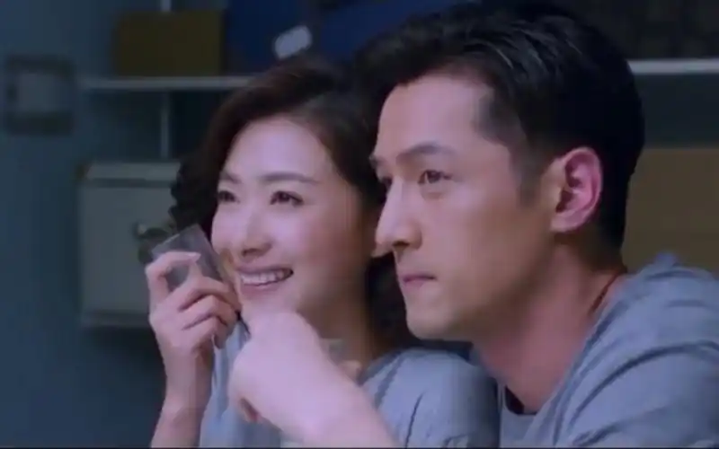 "万茜胡歌亲吻撒狗粮名场面"