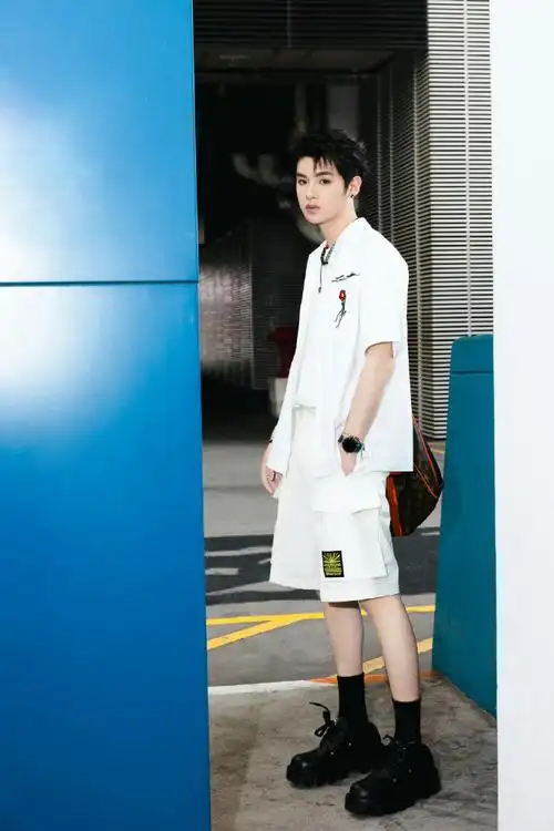 黄明昊 justin 今晚出席lv香港大秀的造型图集～ 白色系穿搭清爽似