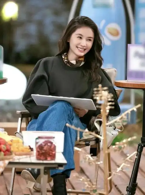 王子文的成熟而独特的穿搭风格十分明显,她偏爱的深色调卫衣充分展现