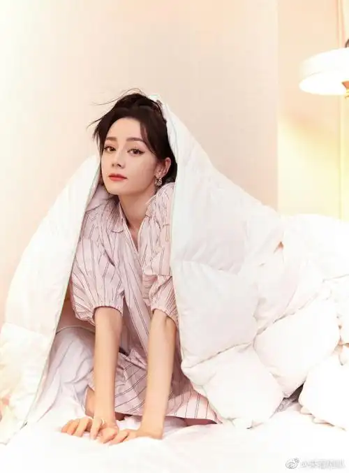 迪丽热巴秋日六宫格##迪丽热巴秋日黑色蕾丝花边卫衣六宫格